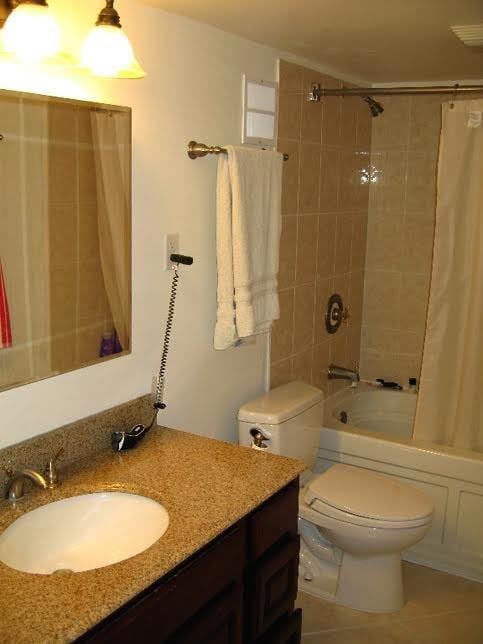 Both bathrooms have huge soaking tubs, nice cabine