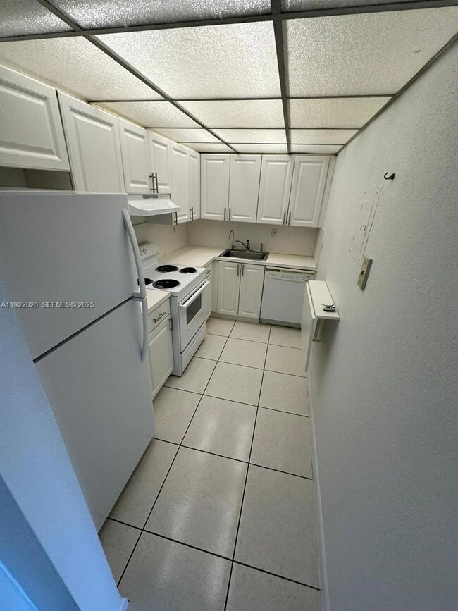 17530 NW 68th Ave unit C3010, Hialeah, FL 33015 - photo 3
