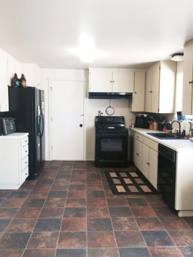 1348 NE Thompson Dr, Bend, OR 97701 - photo 7