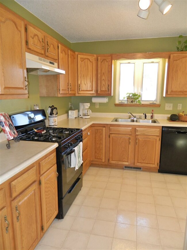 4020 Mark Dr, Waterloo, IA 50701 - photo 3