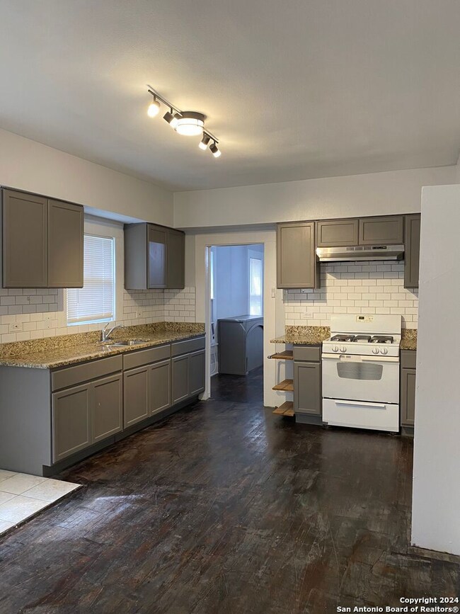 702 Evergreen Ct, San Antonio, TX 78212 - photo 3