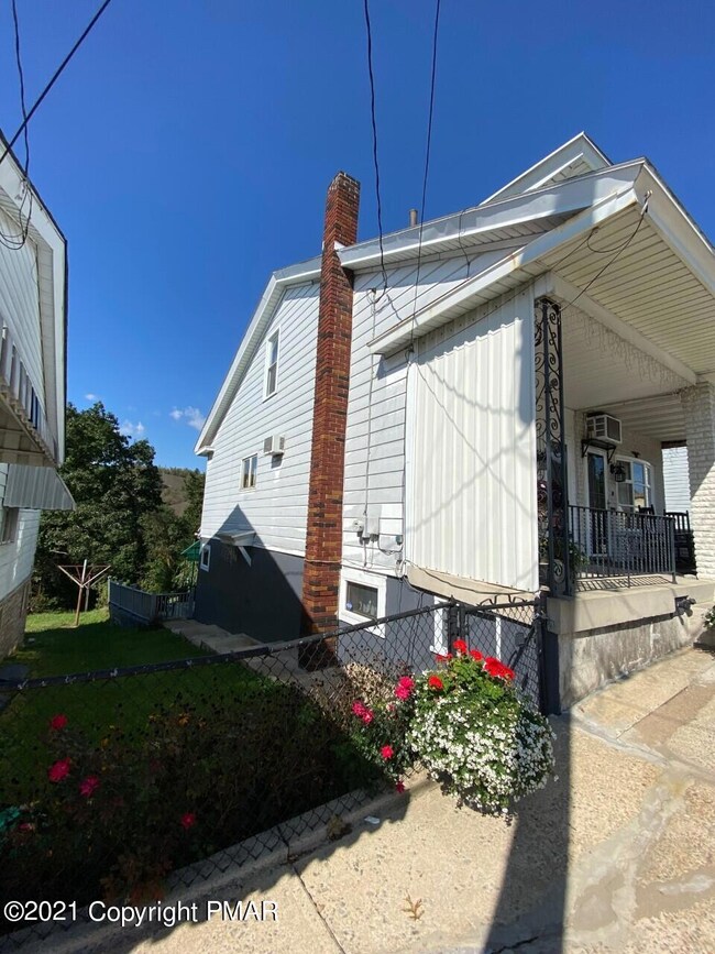 435 E Ridge St, Lansford, PA 18232 - photo 4