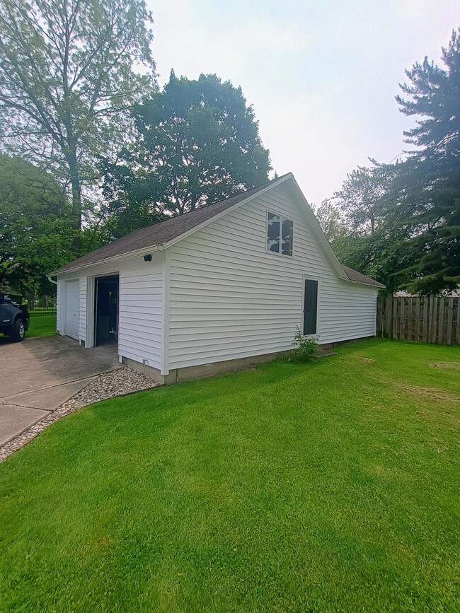 315 Spring St, Big Rapids, MI 49307 - photo 4