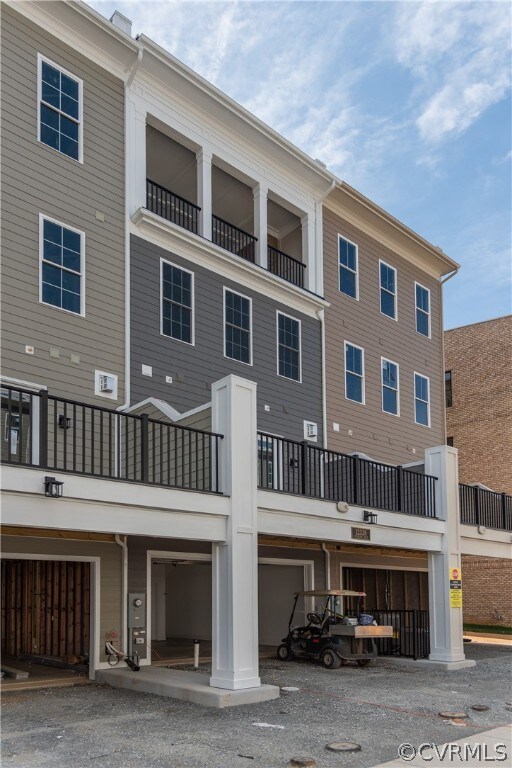 (similar home) Showing 2nd floor outdoor deck and