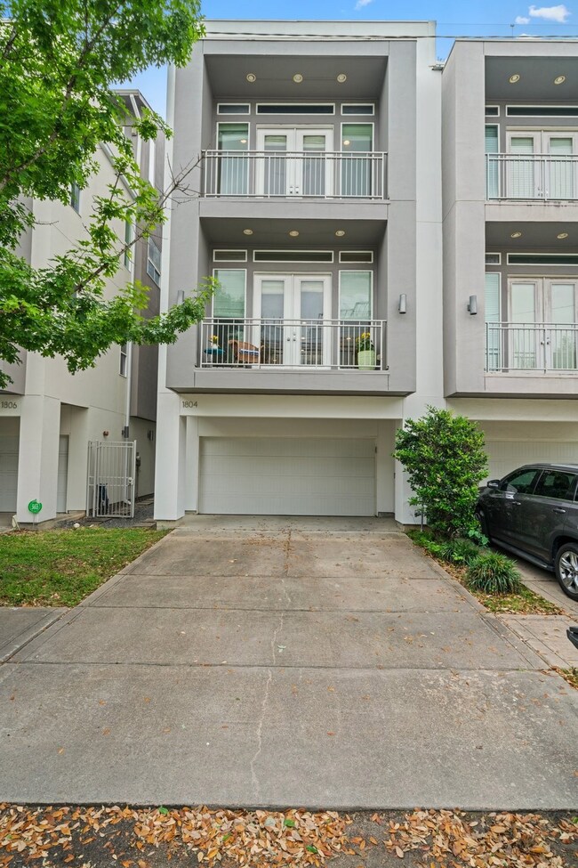 Walking distance to Hermann Park, Houston Zoo and the Children's Museum.