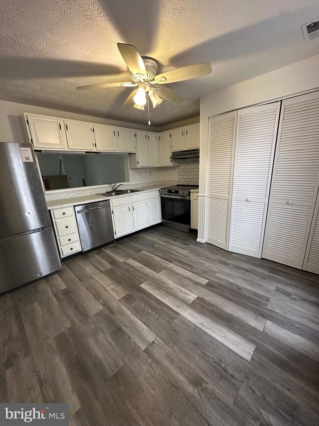 19611 Twinflower Cir, Germantown, MD 20876 - photo 3