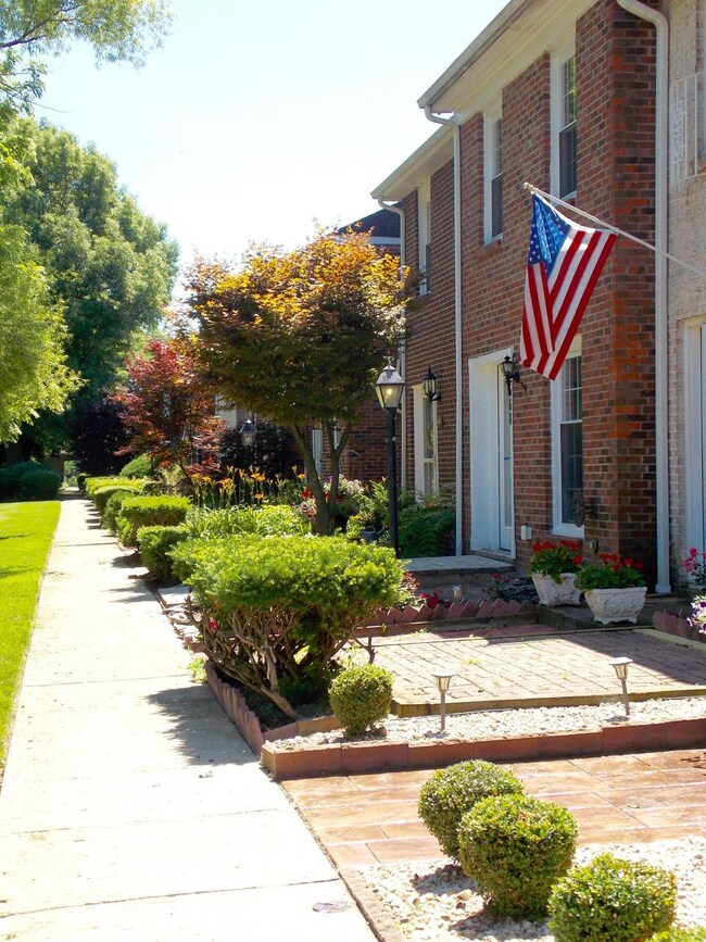 568 Dlyn St unit G10, Columbus, OH 43228 - photo 3