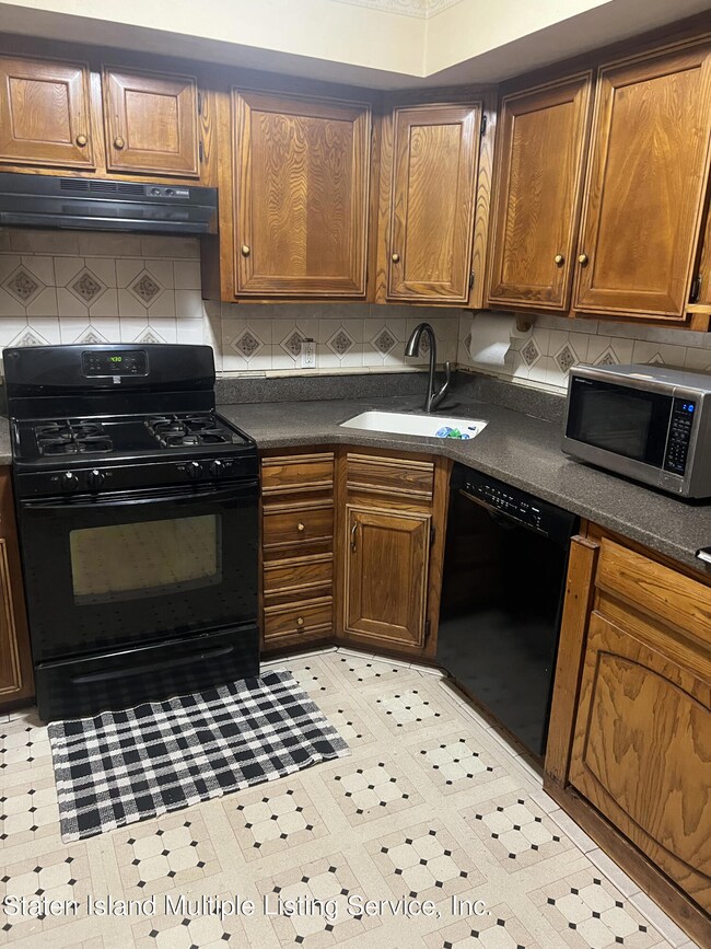 60 Daffodil Ln unit 107, Staten Island, NY 10314 - photo 4