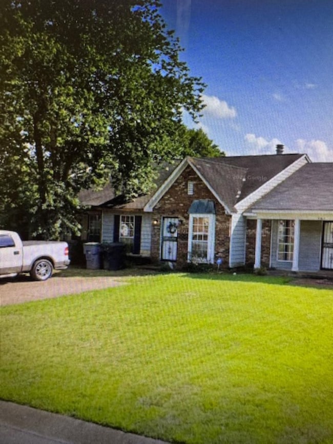 Ranch-style house featuring a front yard