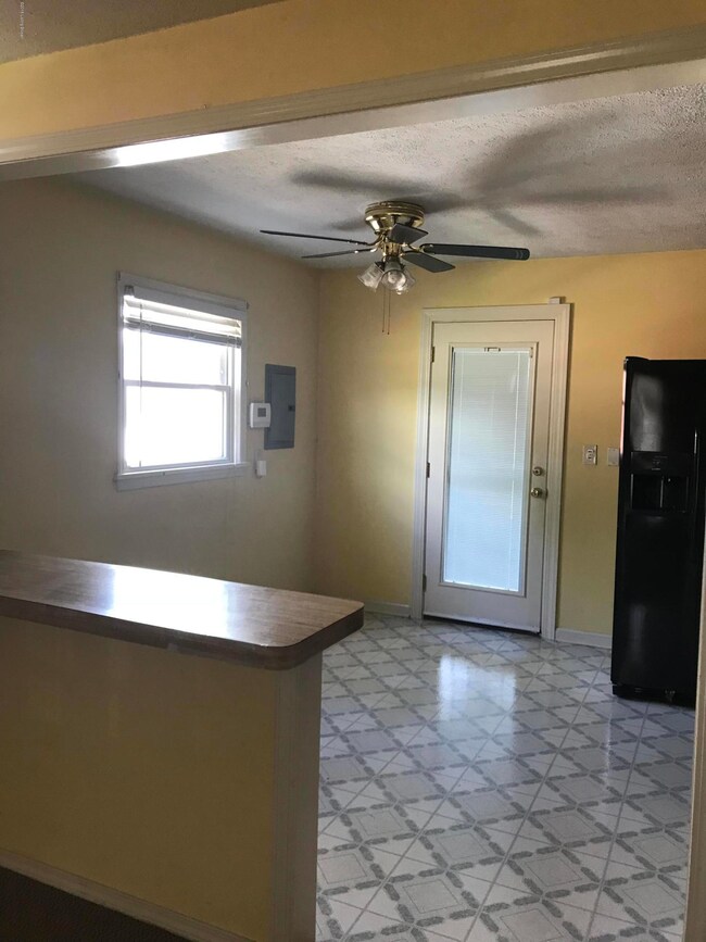 9203 Pagoda Dr, Louisville, KY 40229 - photo 3