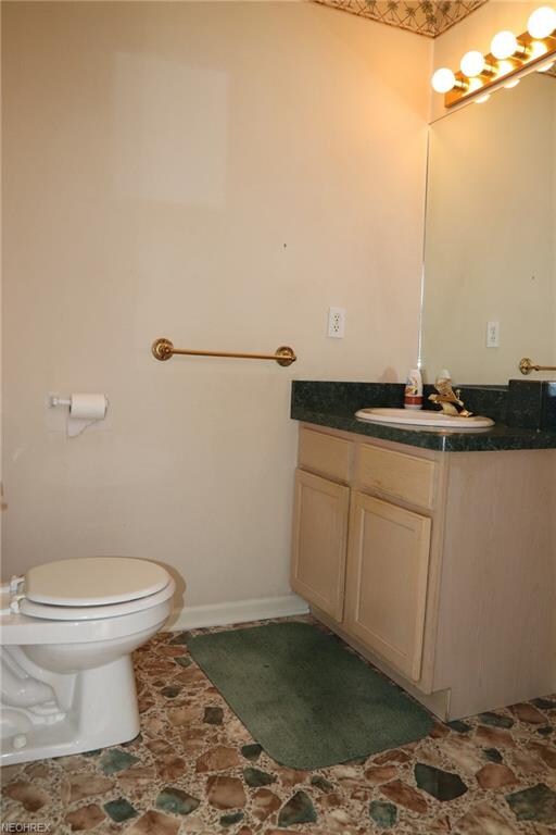 22521 Libby Rd, Bedford, OH 44146 - photo 6