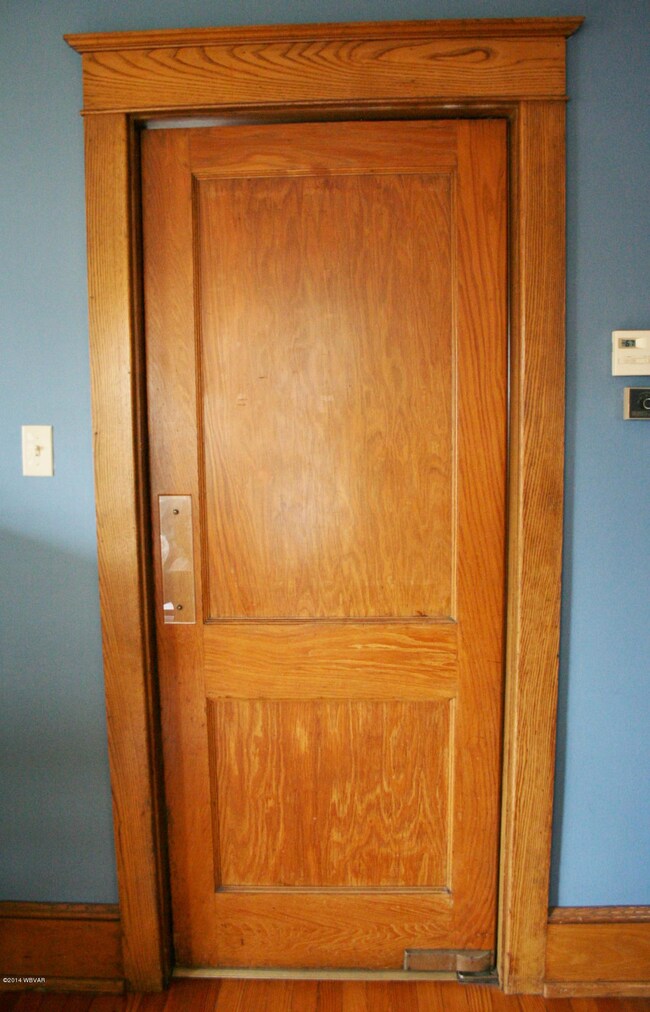 swing door into kitchen