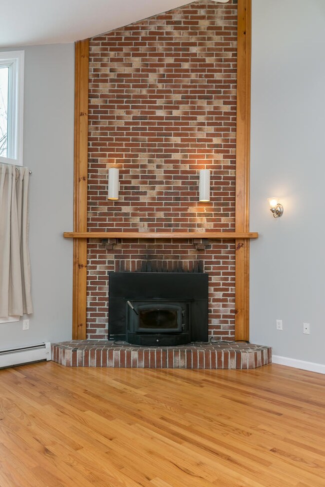 48 Range Rd Cumberland ME-large-007-002-