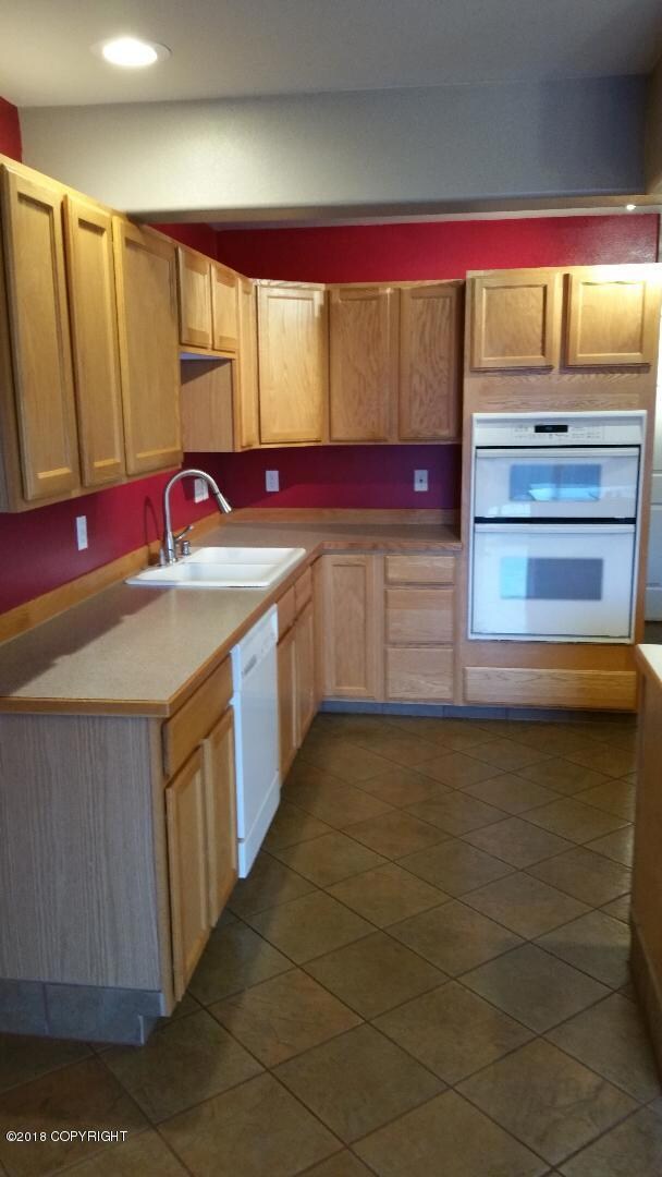 Kitchen sink, dishwasher, oven an