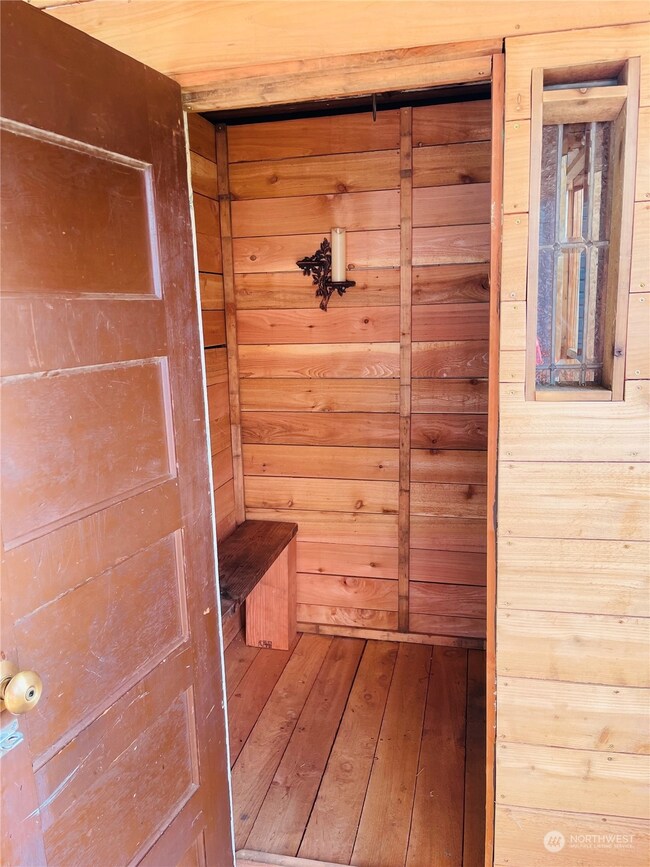 1137 Willapa St, Raymond, WA 98577 - photo 3