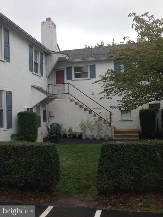 628 Maple Ave, Lansdale, PA 19446 - photo 2