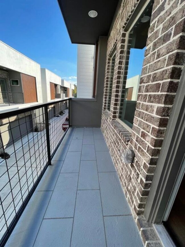 803 Thornton Rd unit C, Houston, TX 77018 - photo 3