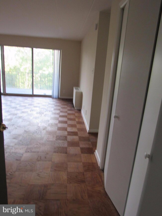 6011 Emerson St unit 409, Bladensburg, MD 20710 - photo 3