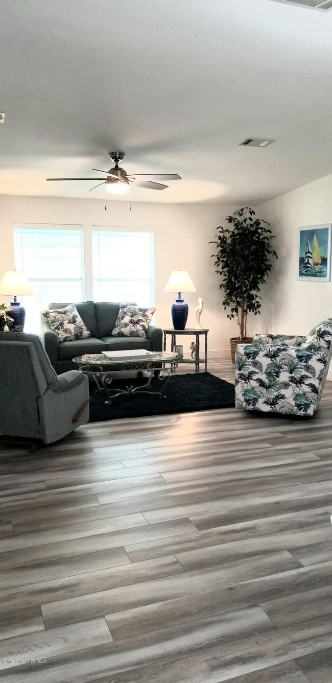 living room photo 7