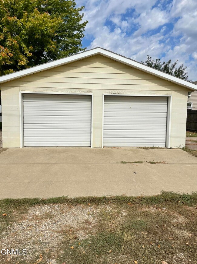 610 3rd St SE, Jamestown, ND 58401 - photo 3