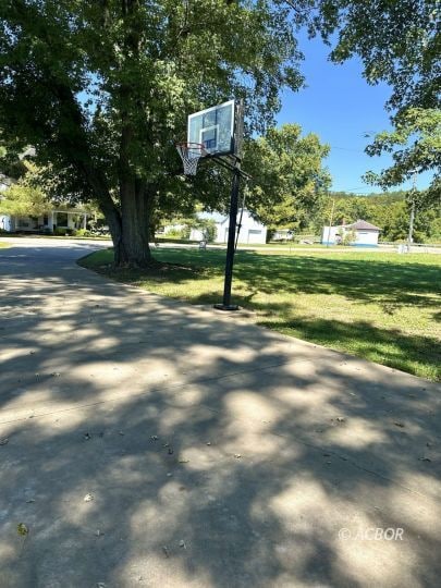 Driveway leading to house