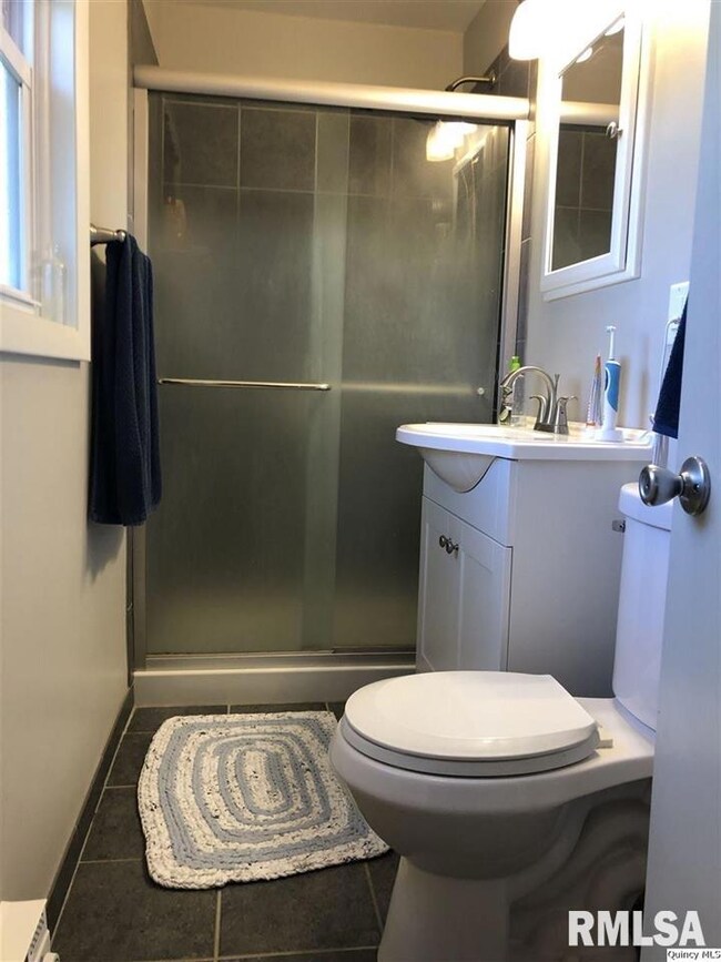 1233 Scott St, Davenport, IA 52803 - photo 4