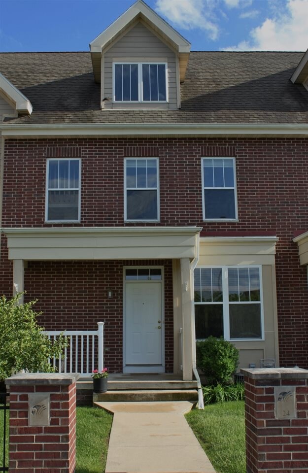 24 S Gardens Way, Fitchburg, WI 53711 - photo 2