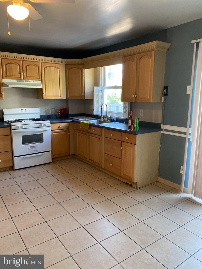 2815 Maxwell St, Philadelphia, PA 19136 - photo 4