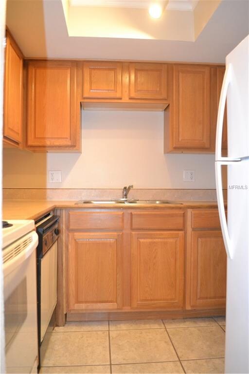 Kitchen view from foyer.