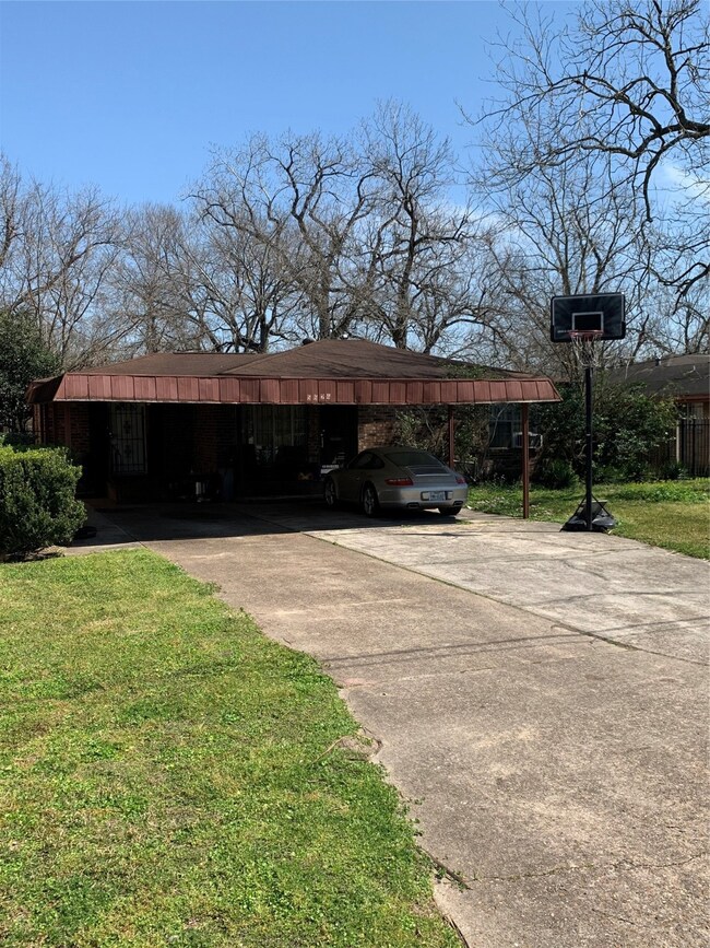 5624 Los Angeles St, Houston, TX 77026 - photo 2