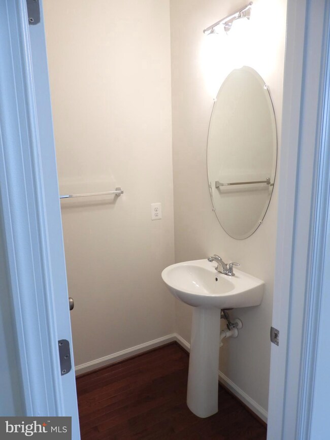 42287 Lancaster Woods Square, Chantilly, VA 20152 - photo 2