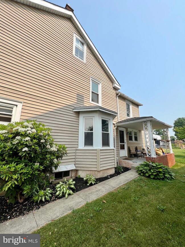 337 Bridge St, Spring City, PA 19475 - photo 3