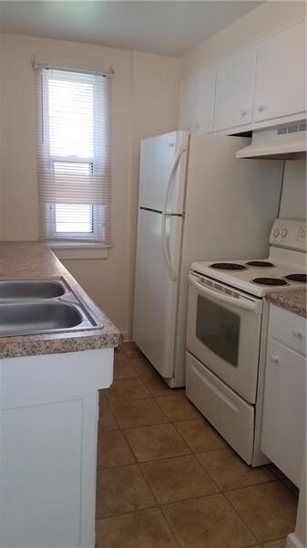 Front home - equipped kitchen