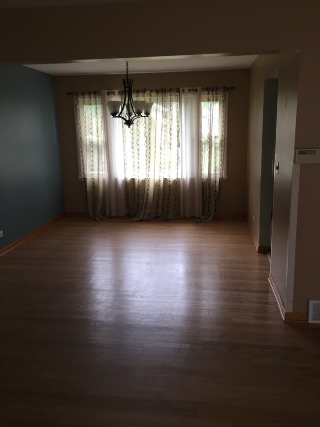 868 S Stratford Ave, Elmhurst, IL 60126 - photo 5