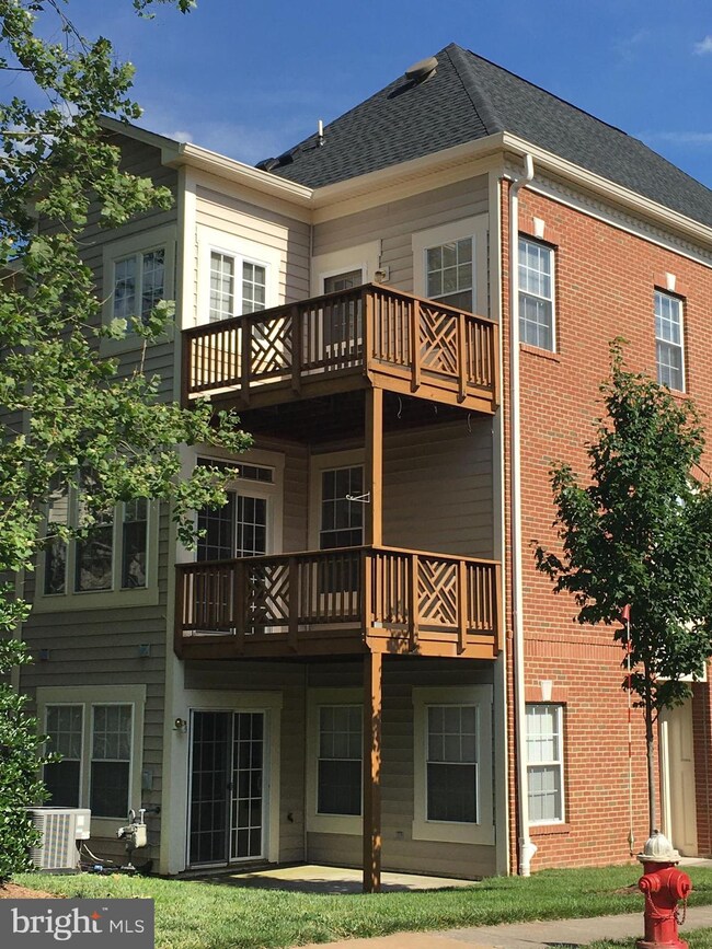 20389 Fallsway Terrace, Sterling, VA 20165 - photo 2