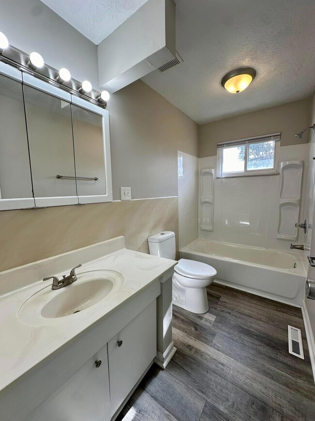 679 Edendale Ct, Columbus, OH 43207 - photo 7