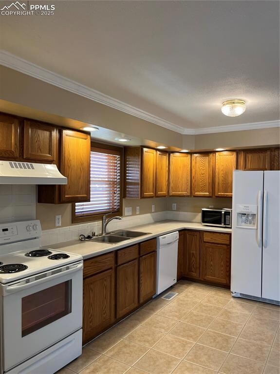 Features nice cam lighting over the counters