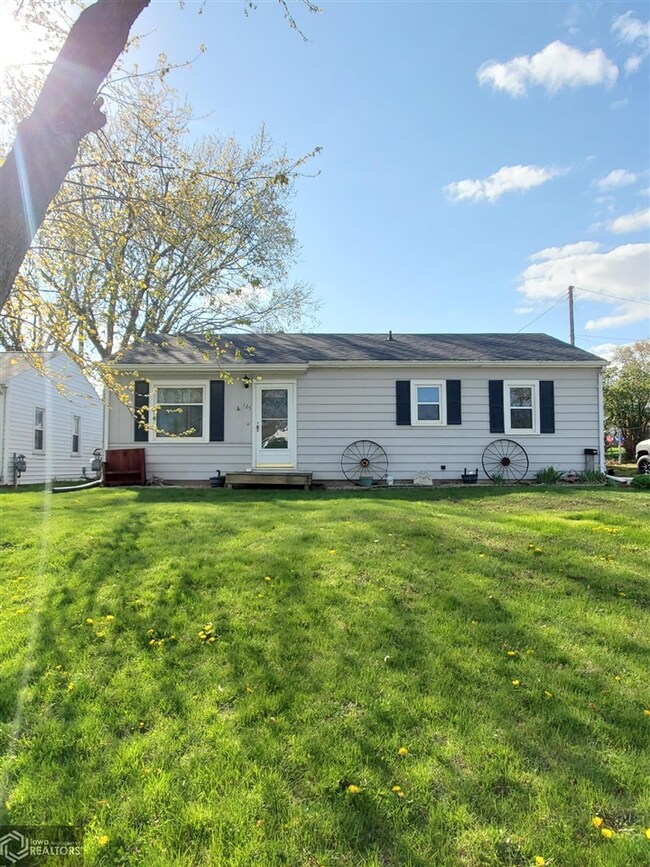 125 E 17th St N, Newton, IA 50208 - photo 3