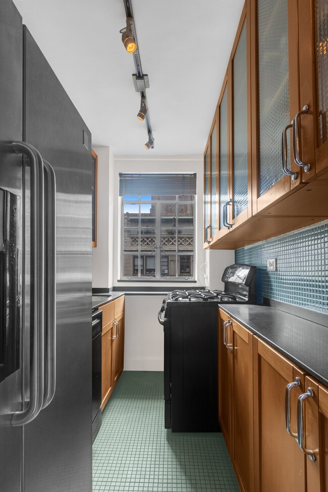 The Cloister unit 1009, New York, NY 10017 - photo 5