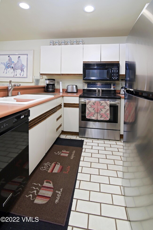seasons_423_kitchen