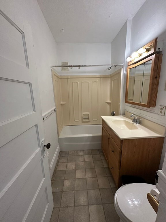 43 Lathrop St unit 2, West Springfield, MA 01089 - photo 6