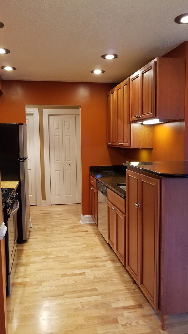 1611 Ashland Ave unit 301, Des Plaines, IL 60016 - photo 6