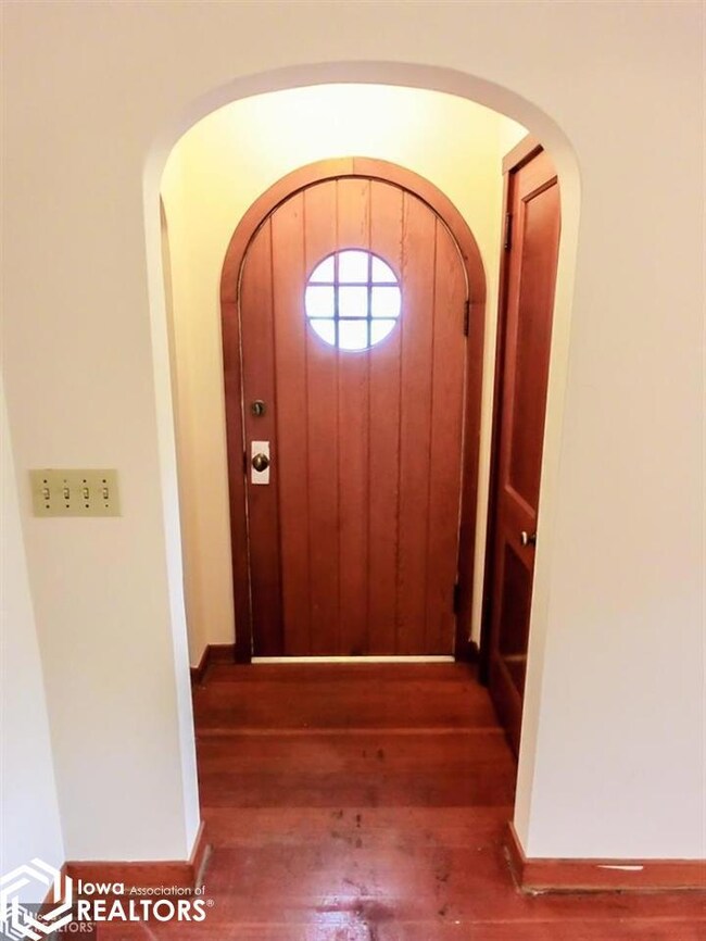 102 N 18th St, Marshalltown, IA 50158 - photo 6