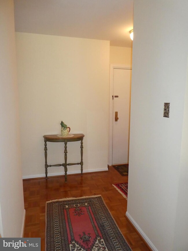 9802 Kingsbridge Dr unit 202, Fairfax, VA 22031 - photo 3
