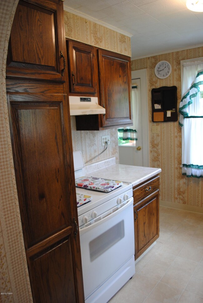 28 Stanton St, Honesdale, PA 18431 - photo 2