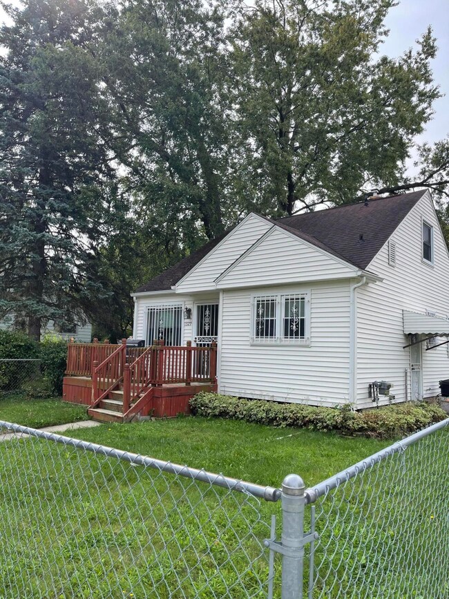 1329 Vermilya Ave, Flint, MI 48507 - photo 3