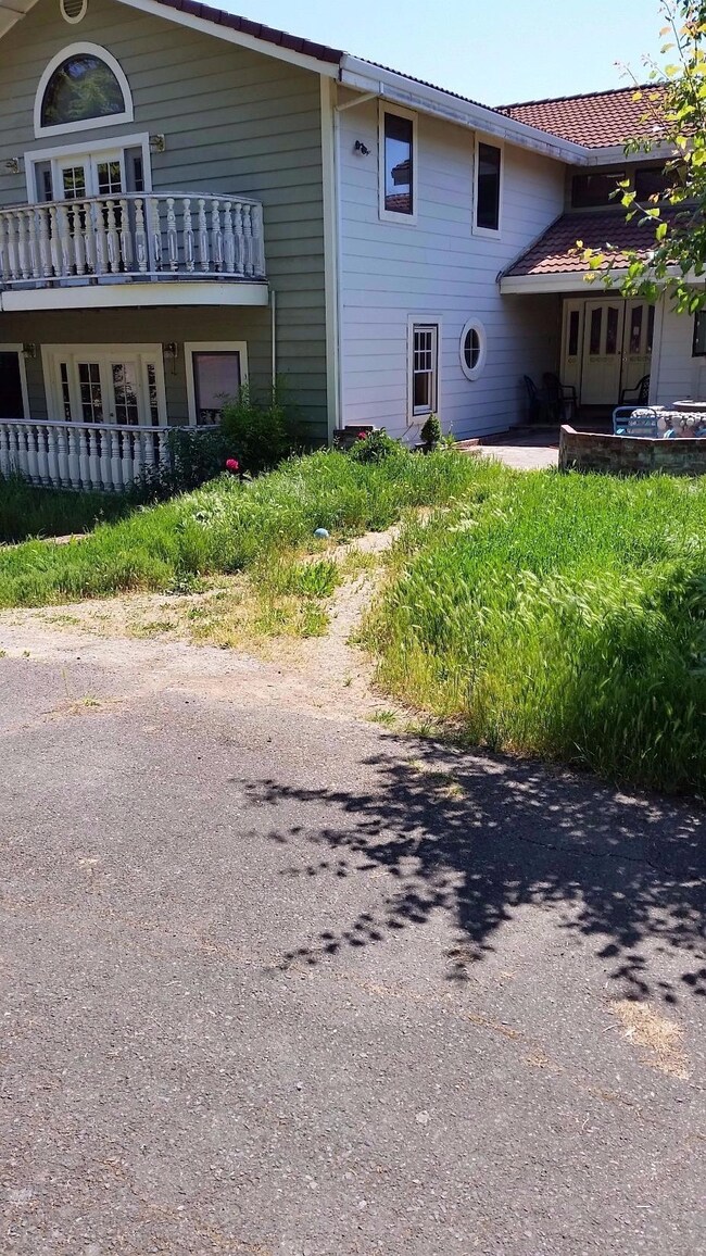 4211 Tami Ln, Central Point, OR 97502 - photo 3