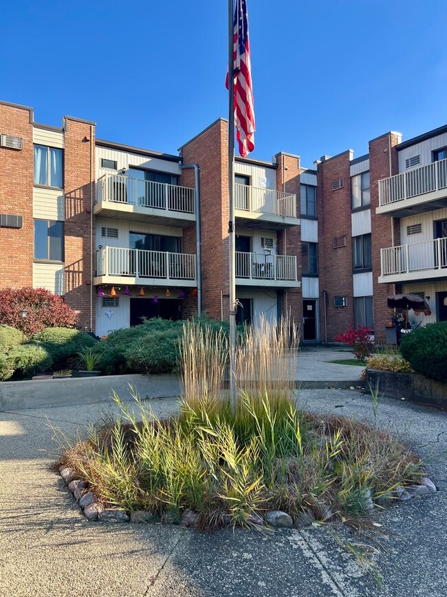 Windridge Court Condo unit 218, Addison, IL 60101 - photo 2