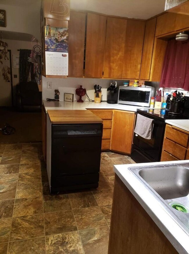 1028 SW J St, Grants Pass, OR 97526 - photo 3