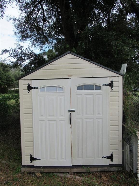 Free standing shed